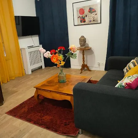 Un Duplex De Trois Pieces Dans Un Pavillon *