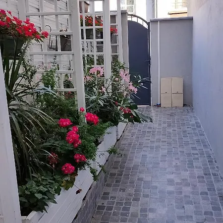 Un Duplex De Trois Pieces Dans Un Pavillon *